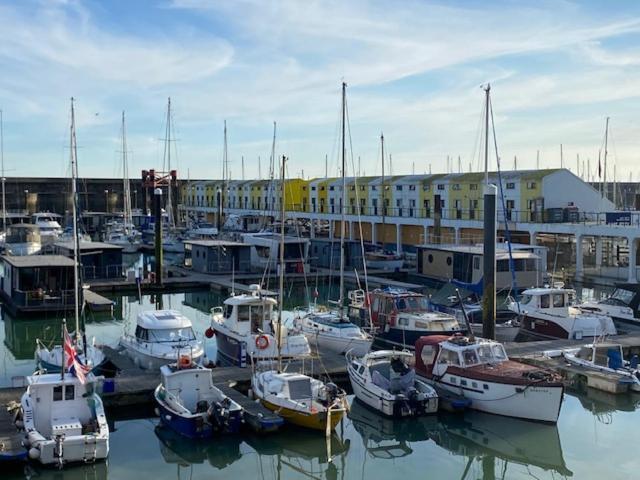 Seascape - Floating Home At Brighton Marina With Free Parking Exterior photo